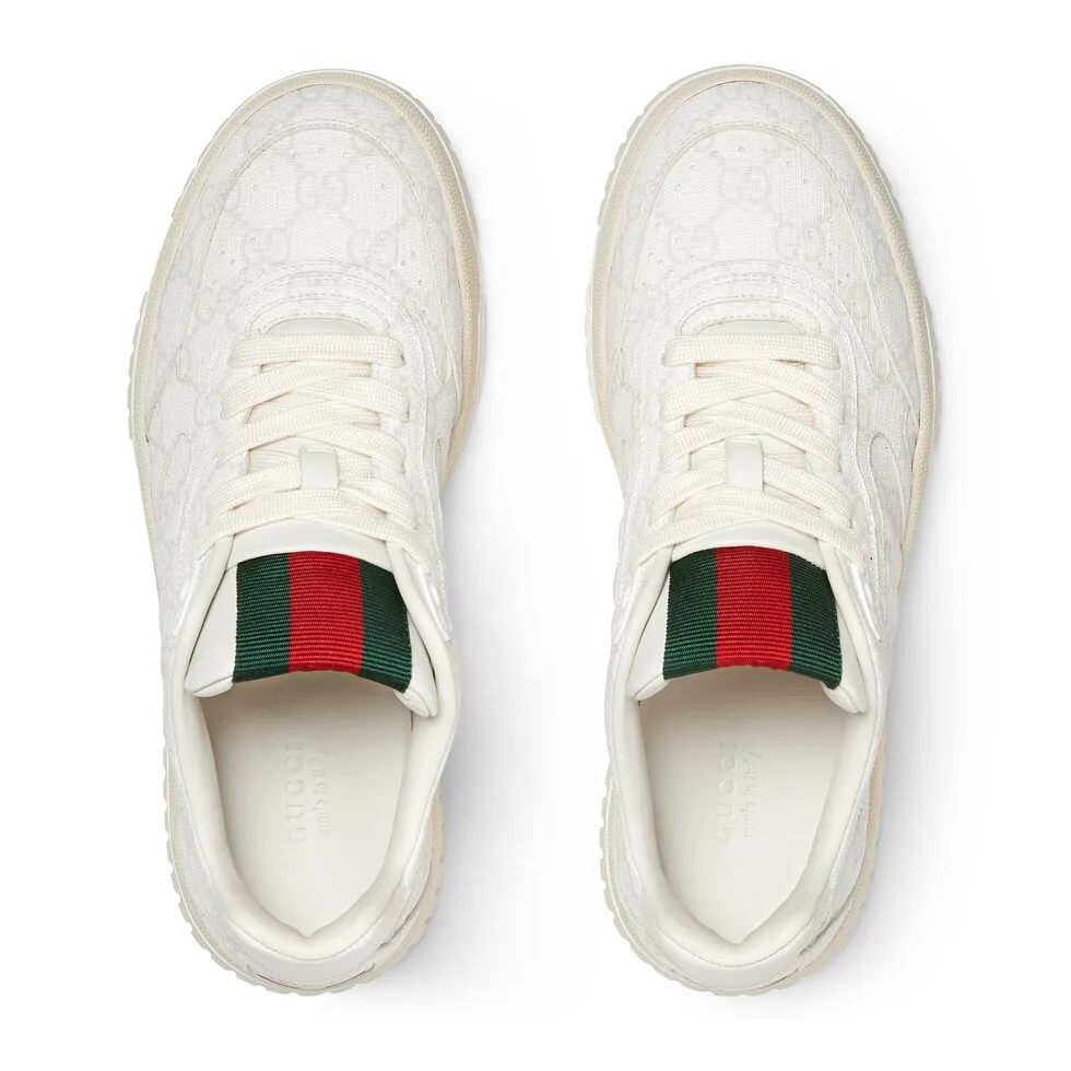 p480 Men's Men's Shoes Gucc*Gucci Re-Web series👫Couple's webbed leather sneakers, as the first sneakers created by Sabato De Sarno for Gucci, the Re-Web series reinterprets the brand's classic stripes, and sets off the modern silhouette design with bold and unique details. This shoe is crafted from iconic classic GG canvas and white leather. This new sneaker is ingeniously decorated with many of the brand's classic details, and is equipped with a bright red and green webbing tongue, which will make people fall in love at first sight. Yuan Size: Female 35-40 Male 39-44 (can be customized to 45, 46